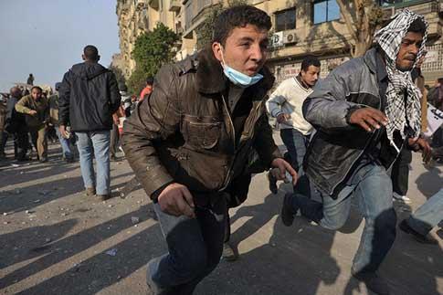 Supporters of Mubarak attack anti-government protesters, Cairo