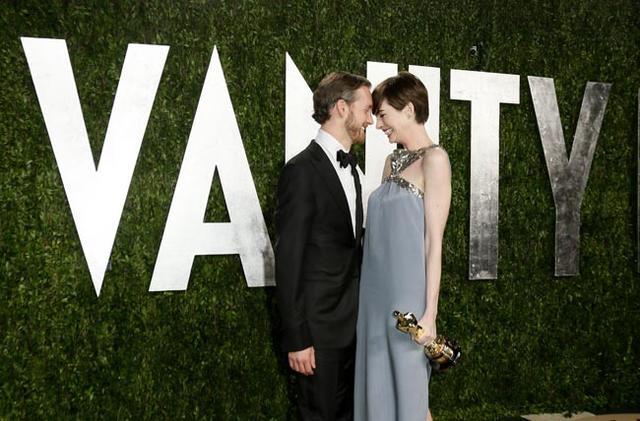 Anne Hathaway and her husband Adam Shulman attend the 2013 Vanity Fair Oscars Party in West Hollywood