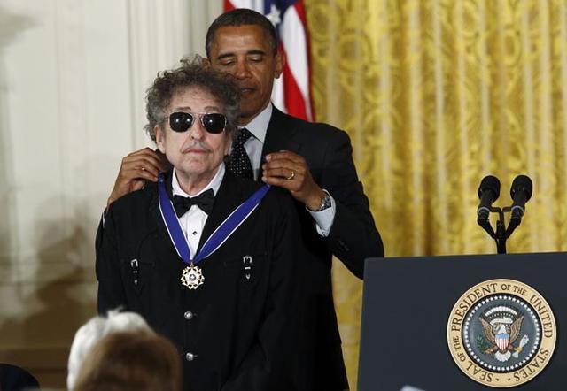 U.S. President Obama awards a 2012 Presidential Medal of Freedom to musician Dylan during ceremony in the East Room of the White House in Washington