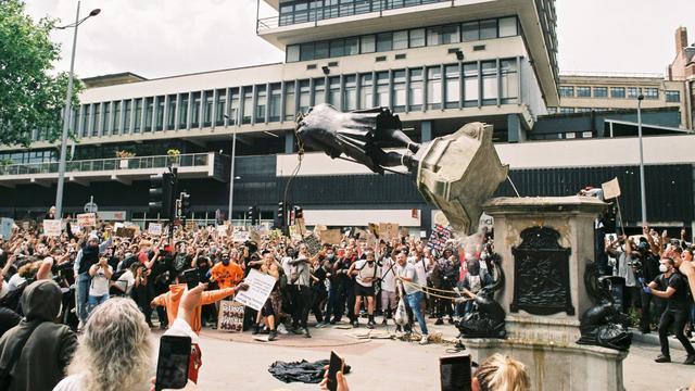 Colston-statue-Bristol-falling-photo-by-Harry-Pugsley