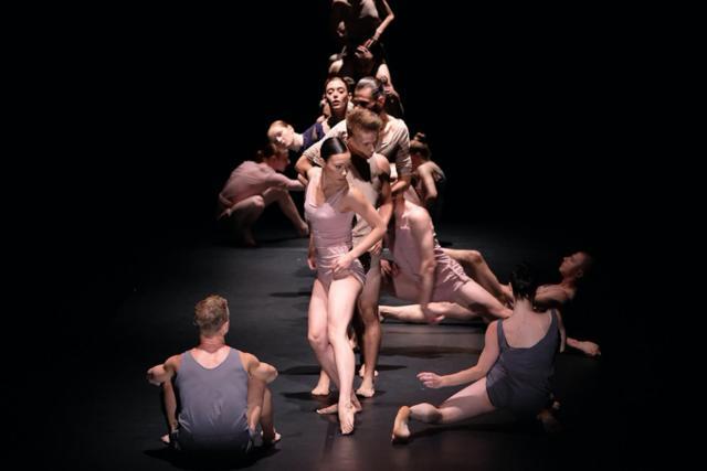 Polish Dance Theatre (χορογράφος Jacek Przybyłowicz) με το έργο «45» - Πολωνία