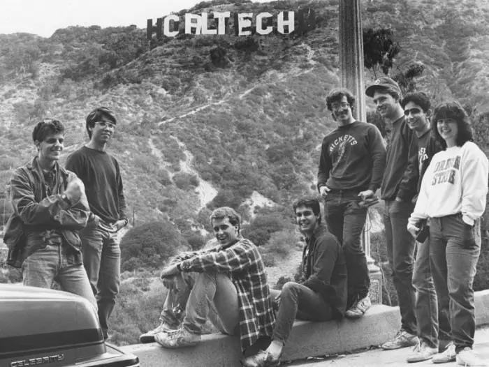 Φοιτητές της Cal Tech άλλαξαν την πινακίδα, 1987.