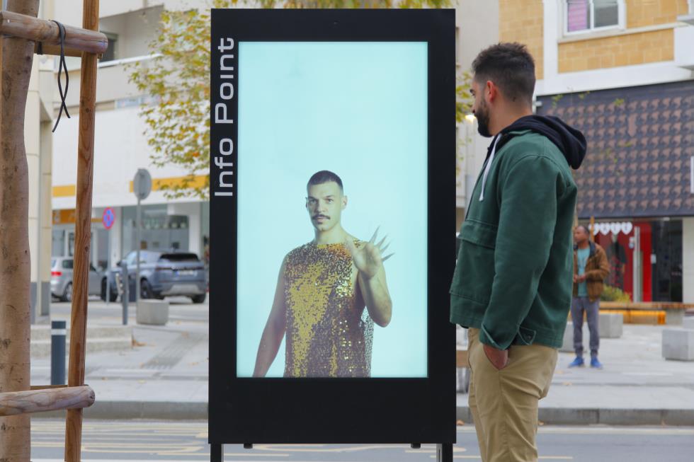 Φωτογραφία από τις μέρες που έλαβε χώρα η εικαστική εγκατάσταση και επιτέλεση στις οθόνες Smart Nicosia του Δήμου Λευκωσίας.