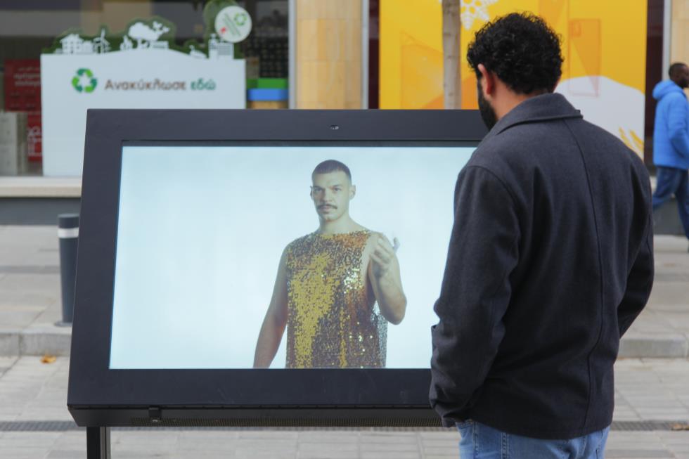 Φωτογραφία από τις μέρες που έλαβε χώρα η εικαστική εγκατάσταση και επιτέλεση στις οθόνες Smart Nicosia του Δήμου Λευκωσίας.