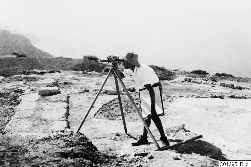 4848398332693595 WOR C01695 Alfred Westholm leveling at the excavation of Vouni